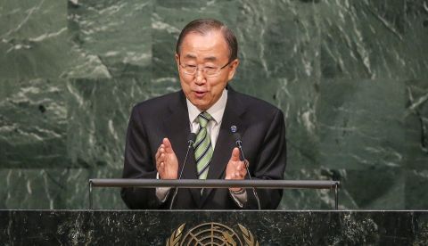 El secretario general de la ONU, Ban Ki-moon,  durante la ceremonia inaugural de la firma del Acuerdo de París sobre cambio climático en la sede de la Naciones Unidas de Nueva York (EE.UU.)  el 22 de abril de 2016. Ese día 171 países firmaron el Acuerdo de París contra el cambio climático en Naciones Unidas con la presencia de decenas de líderes internacionales. EFE/Archivo