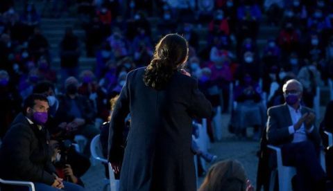 Pablo Iglesias, de espaldas, en un acto de la reciente campaña electoral en Madrid. FB / Podemos