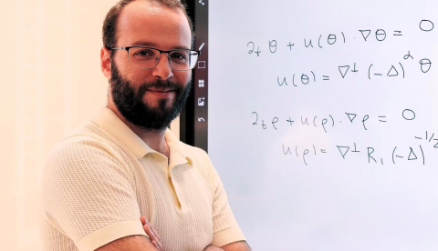 El profesor Luis Martínez Zoroa y las ecuaciones de Navier-Stokes en la pizarra. CUNEF, CC BY