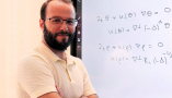 El profesor Luis Martínez Zoroa y las ecuaciones de Navier-Stokes en la pizarra. CUNEF, CC BY