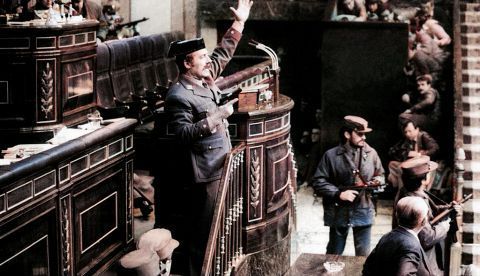 El teniente coronel Tejero irrumpe en el Congreso de los Diputados durante la investidura de Calvo Sotelo el 23 de febrero de 1981.