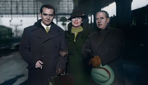 1934. El poeta Federico García Lorca, posa con la actriz Lola Membrives y el escritor Eduardo Marquina en el interior de la Estación del Norte de Madrid. Archivo EFE. Enhanced/Colorized https://twitter.com/latinapaterson/status/1295464019009077254/photo/1 1934. El poeta Federico García Lorca, posa con la actriz Lola Membrives y el escritor Eduardo Marquina en el interior de la Estación del Norte de Madrid. Archivo EFE. Enhanced/Colorized https://twitter.com/latinapaterson/status/1295464019009077254/photo/1 