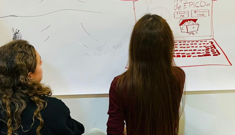 Dos estudiantes de arte participan en un evento de The Conversation con el Parque de las Ciencias de Granada sobre bienestar digital. Elena Sanz.