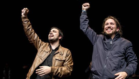 Alberto Garzón y Pablo Iglesias con el puño en alto, celebrando el acuerdo de coalición de Unidos Podemos en mayo de 2016.