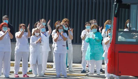 Personal sanitario ante un centro médico durante los días duros de la pandemia del coronavirus SARS-CoV-2. Shutterstock / Imaxe Press