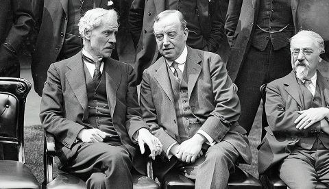 De izquierda a derecha Ramsay MacDonald, Primer Ministro, Secretario de Relaciones Exteriores y Líder de la Cámara de los Comunes con Arthur Henderson, Ministro del Interior y Sidney Webb, Presidente de la Junta de Comercio, posan para la cámara en el jardín de Downing Street, tras la elección del primer Gobierno del Partido Laborista 23 de enero de 1924 / Foto de Daily Mirror.