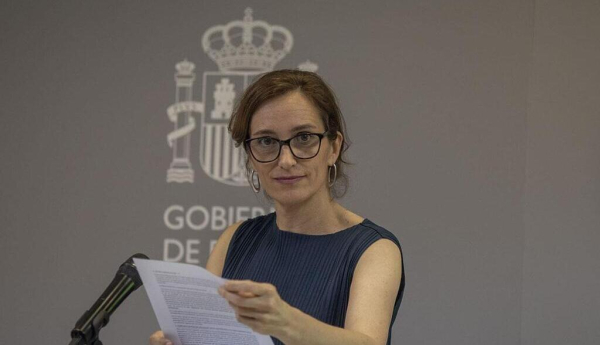 La ministra de Sanidad, Mónica García, durante la presentación del informe "Estado de salud y uso del sistema sanitario por la población migrante en España". / © lamoncloa.gob.es. Ministerio de la Presidencia.