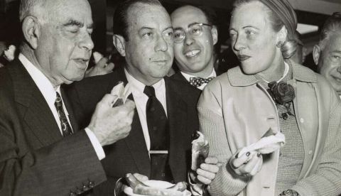 Fotografía que muestra al senador Herbert Lehman, al alcalde Robert F. Wagner ya la Sra. Wagner comiendo perritos calientes en Nathan's. Collection (Biblioteca del Congreso).