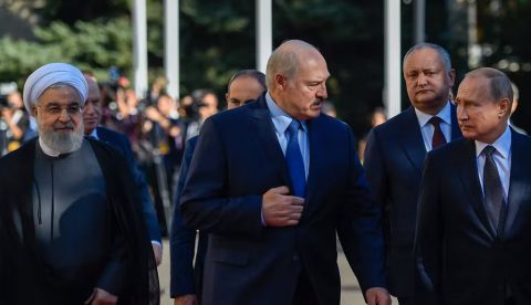 Lukashenko conversa con Putin en una reciente cumbre de países euroasiáticos. Shutterstock