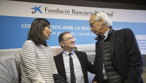 La directora del Centro Nacional de Investigaciones Oncológicas, María Blasco (i), y el director del Instituto de Investigación del Sida IrsiCaixa, Bonaventura Clotet (d), junto al al director general de la Fundación Bancaria "la Caixa" ,Jaume Giró (c), durante la presentación del nuevo programa de proyectos de investigación biomédica en España y Portugal para luchar contra las enfermedadescardiovasculares, neurológicas, infecciosas y oncológicas. 