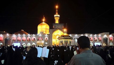 Iraníes observando la Noche de Qadr o del Destino en el Santuario Imam Reza. Creative commons. 