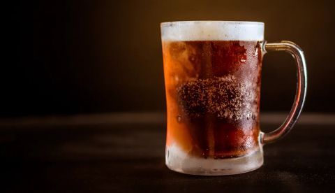 ¿Puedo beber alcohol antes y después de vacunarme contra la covid-19?