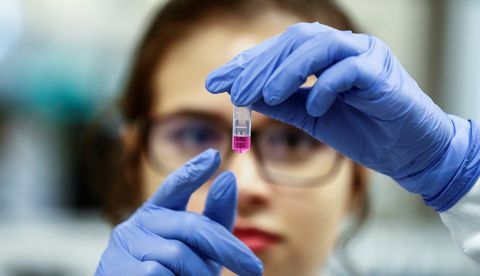 Una científica brasileña trabaja en el laboratorio de Inmunología del Instituto del Corazón (Incor) de la Facultad de Medicina de la Universidad de Sao Paulo. EFE/ Sebastiao Moreira/Archivo