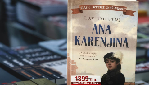 Portada de la novela en ruso Anna Karenina traducida al serbio. BalkansCat/Shutterstock
