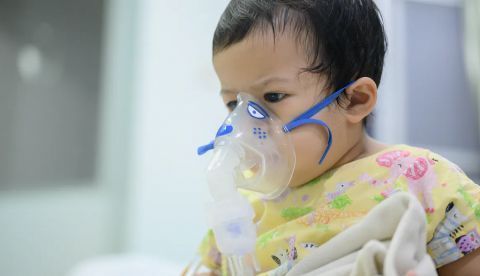 Los pediatras alertan de un aumento significativo de casos de bronquiolitis infantil debido a la presencia fuera de temporada del virus respiratorio sincitial (VRS). Shutterstock / Theera Disayarat