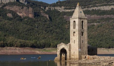 Descienden los embalses, resurgen las ruinas, acuden los turistas