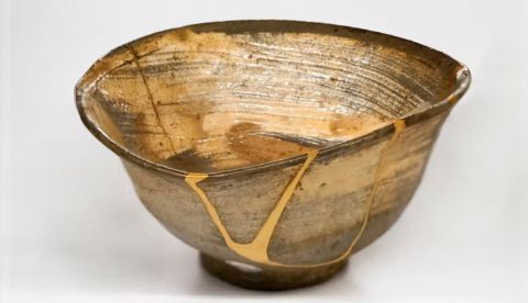 Tazón de té, estilo Mingei, gres con reparaciones en oro (Kintsugi, Museo Guimet, Francia). El arte del Kintsugi es el de resaltar las imperfecciones para reinventar el objeto y magnificarlo: el universalismo puede inspirarse en él. Legado de Henri Rivière, 1952. Jean-Pierre Dalbéra/Flickr, CC BY-NC-ND