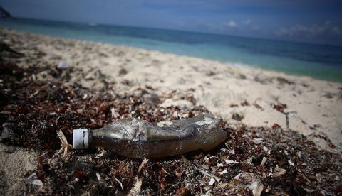 Expertos piden reducir hasta un 90% los desechos marinos antes de 2030