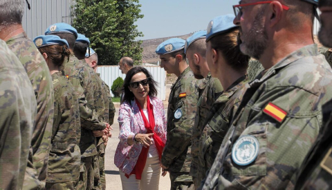 Visita las tropas españolas que forman parte de la Fuerza Provisional de las Naciones Unidas en el Líbano (UNIFIL) en la base ‘Miguel de Cervantes', en Marjayoun (Líbano). / Ministerio de Defensa vía flickr.