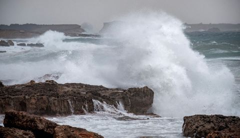 Las olas rompen en la costa de Cala de Bou (Ibiza) en una jornada en la que la borrasca Gloria, que trae este domingo un temporal de lluvia, nieve, viento y olas, ha puesto en alerta roja a la Comunidad Valenciana y a las Islas Baleares. EFE/ Sergio G. Cañizares