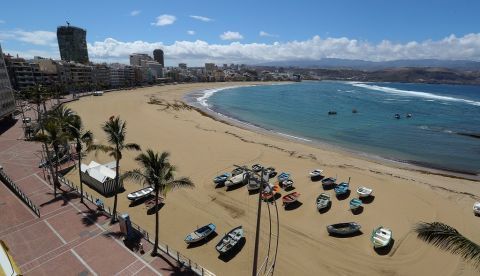 Las restricciones de la movilidad establecidas por el estado de alarma permiten ver imágenes inusuales y únicas como la de la playa de Las Canteras, en Las Palmas de Gran Canaria, totalmente desierta. . EFE/ Elvira Urquijo A