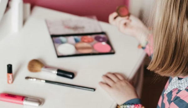 Cremas, perfumes, maquillaje y ‘skincare’ pueden esconder un daño para niñas y adolescentes