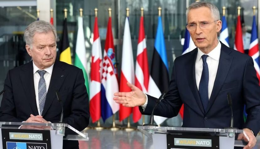 El secretario general de la OTAN, Jens Stoltenberg (derecha), con el presidente de Finlandia, Sauli Niinisto. AP Photo / Geert Vanden Wijngaert