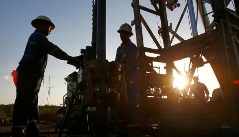  Trabajadores petroleros estatales perforan un pozo en un campo petrolero. José Isaac Bula Urrutia. Shutterstock