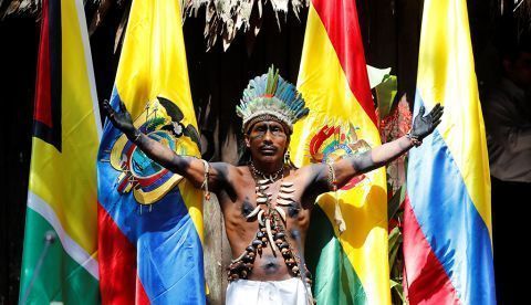 LETICIA (COLOMBIA), 06/09/2019.- Indígenas ticunas y huitotos asisten a una cumbre donde presidentes de los países amazónicos discuten fórmulas para la preservación de este ecosistema, y donde se firmará el Pacto de Leticia por la Amazonía, este viernes en Leticia (Colombia). En la cumbre participan los presidentes de Colombia, Iván Duque, y Perú, Martín Vizcarra, convocantes del encuentro, así como los de Ecuador, Lenín Moreno; Bolivia, Evo Morales, y el vicepresidente de Surinam, Michael Ashwin Adhin, además del gobernante brasileño, Jair Bolsonaro, que intervendrá por videoconferencia por un problema de salud. EFE/ Mauricio Dueñas Castañeda