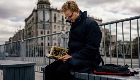 Un hombre lee una traducción al ruso de 1984 de George Orwell en la plaza Pushkin de Moscú, el 28 de abril de 2021. Justin Sullivan/AFP