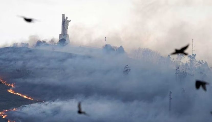 Incendio en el monte Naranco, junto a la ciudad de Oviedo (Asturias), en marzo de 2023. RTVE