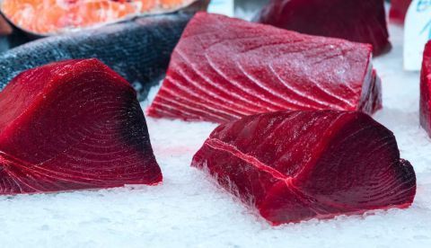 Piezas de atún rojo en una pescadería. meanmachine77/Shutterstock