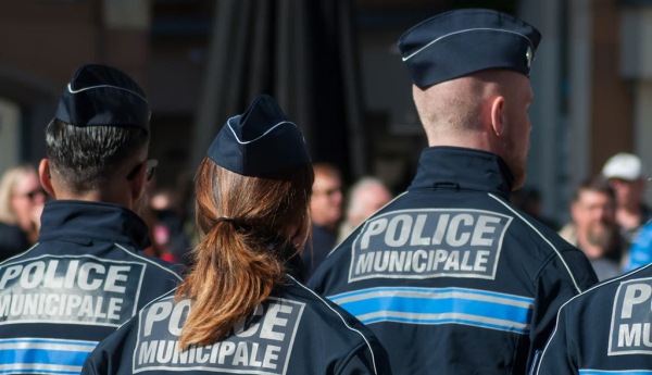 Entre 2020 et 2024, les effectifs de police municipale ont bondi de 19 % en France. Pourtant, la délinquance enregistrée, elle, est globalement en baisse depuis 2016 : le nombre de vols baisse chaque année de 2 à 8 %, selon leur niveau de violence. NeydtStock/Shutterstock