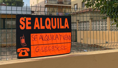  Cartel de "se alquila" en una verja Tetyana_Pidkaluyk/Shutterstock