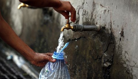 La situación sanitaria que vive el mundo como consecuencia del COVID-19 ha puesto en el punto de mira la escasez de agua en muchas regiones del planeta, una carencia que en los últimos años, además, se ha visto agravada por la crisis climática.  EFE/EPA/YAHYA ARHAB/Archivo