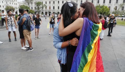 Personas de la comunidad LGBT participan en el acto público "Besos contra la homofobia", este sábado en el centro de Lima (Perú). EFE/Paolo Aguilar