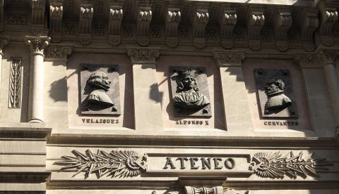 Detalle de la fachada del Ateneo de Madrid.
