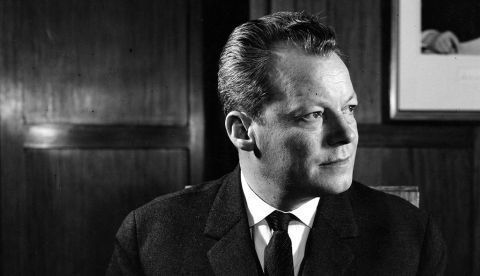 Herbert Ernst Karl Frahm, más conocido como Willy Brandt (Lübeck; 18 de diciembre de 1913-Unkel; 8 de octubre de 1992), fue un político socialdemócrata alemán que ocupó el cargo de canciller de Alemania Occidental entre 1969 y 1974. / Foto de archivo, 1960.