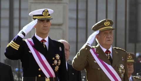 Felipe VI y Juan Carlos I, en un acto de 2012, cuando el segundo aún ejercía la jefatura del Estado español. Shutterstock