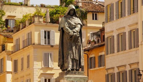 La imponente figura de Giordano Bruno, preside la plaza del Campo dei Fiori. El monumento fue erigido en 1889 por círculos masónicos italianos en el sitio donde fue quemado vivo por oponerse a la autoridad de la Iglesia Católica. / Foto de Ed Yourdon vía Flickr.