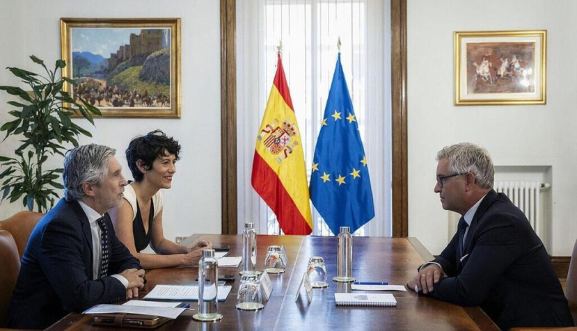 El ministro del Interior, Fernando Grande-Marlaska, y la ministra de Inclusión, Seguridad Social y Migraciones, Elma Saiz, durante la reunión con el comisario europeo de Asuntos de Interior y Migración, Magnus Brunner. / © lamoncloa.gob.es. Ministerio de la Presidencia.