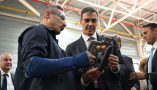 El presidente del Gobierno, Pedro Sánchez, escucha la explicación de uno de los trabajadores de Ford durante la visita a la planta. | Pool Moncloa/Borja Puig de la Bellacasa. Planta de Ford en Almussafes, Valencia - 23.7.2026