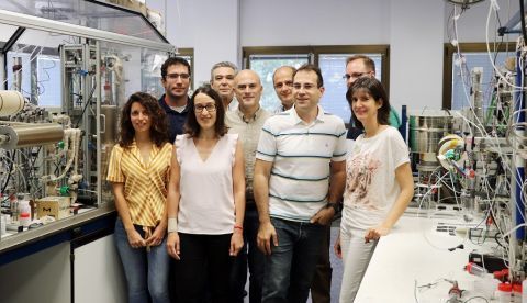 El equipo del Instituto de Tecnología Química, un centro mixto de la Universitat Politècnica de València (UPV) y el Consejo Superior de Investigaciones Científicas (CSIC), y en el que participa también el Instituto ITACA de la UPV, lidera el proyecto de investigación europeo que permitirá capturar y reciclar el dióxido de carbono que emiten los grandes sectores industriales, como por ejemplo las cementeras o las refinerías, y transformarlo en combustible para aviación, utilizando para ello electricidad renovable y vapor de agua. EFE/Upv 
