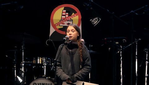 La joven activista sueca Greta Thunberg, durante su intervención en el cierre de la Marcha por el Clima de Madrid, en Nuevos Ministerios, después de haber abandonado el recorrido poco después de incorporarse, por recomendación de la Policía y ante la imposibilidad de avanzar a pie. EFE/Kiko Huesca