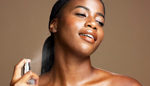 ¿Es malo para la salud rociarse perfume en el cuello?