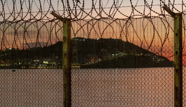 Ceuta, ciudad española en el norte de África, vista desde detrás de una valla de alambre de espino en la frontera con Marruecos. JUAN ANTONIO ORIHUELA/Shutterstock