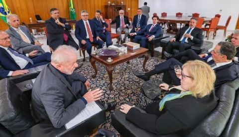 Los presidentes de los tres poderes de Brasil (Luiz Inácio Lula da Silva, presidente de la República; Veneziano Vital do Rêgo, presidente del Senado; Arthur Lira. presidente de la Câmara dos Deputados, y Rosa Maria Pires Weber, presidenta del Supremo Tribunal Federal de Brasil) durante la firma de un comunicado conjunto en defensa de la democracia el 9 de enero de 2023. Gov.br / Planalto