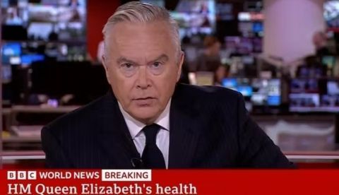 El periodista de BBC World News Huw Edwards durante la transmisión del fallecimiento de Isabel II de Inglaterra el 8 de septiembre de 2022. BBC World News