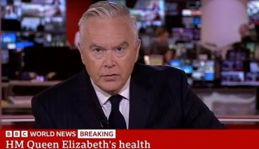 El periodista de BBC World News Huw Edwards durante la transmisión del fallecimiento de Isabel II de Inglaterra el 8 de septiembre de 2022. BBC World News