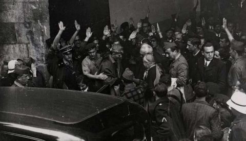 El General Millán Astray, Miguel de Unamuno, el Cardenal Pla y Deniel y Carmen Polo de Franco se despiden a las puertas de la Universidad de Salamanca tras el acto de celebración del denominado ‘Día de la Raza’ el 12 de octubre de 1936 en el paraninfo, acto presidido por Unamuno. BNE -Biblioteca Digital Hispánica, CC BY-NC-SA